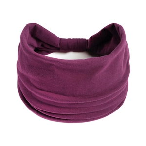 Vista dettagliata della fascia elastica per yoga viola scuro in morbido tessuto a pieghe