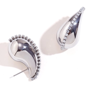Boucles d'oreilles larmes argentées en acier plaqué or 18 carats avec zircons