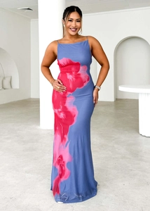 Détail d'une robe longue moulante à imprimé floral et fines bretelles en bleu et rose