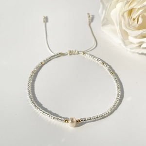 Minimalist Miyuki bead bracelet with freshwater pearl and adjustable drawstring closure