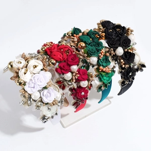 Serre-tête baroque avec strass denses, perles et détails de fleurs en tissu