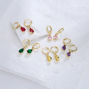 Vergoldete Tropfenohrringe mit Zirkon-Kristallen in Rot, Rosa, Grün, Gelb und Violett