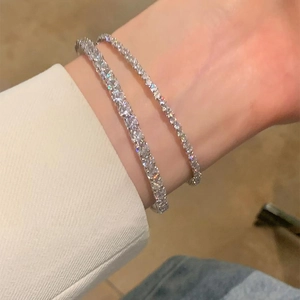 Détail de deux bracelets tennis en argent sertis de zircons brillants superposés