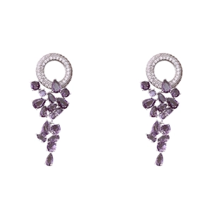 Eleganti orecchini in argento con nappe geometriche in zircone viola su bianco
