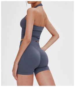 Rückansicht von nahtlosem schieferblauem Halter-Yoga-BH und Scrunch-Butt-Shorts