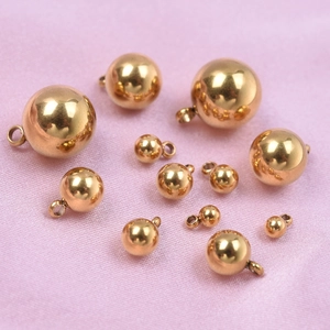 Pendentifs boules en acier inoxydable 304 doré de tailles variées sur soie rose