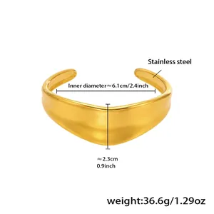Detalle macro del brazalete ondulado de acero inoxidable chapado en oro 18k con medidas