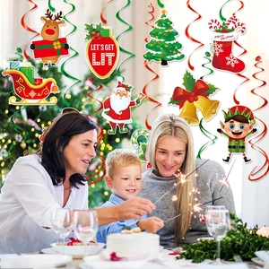 Decorazioni natalizie a spirale con Babbo Natale e renne in un ambiente festoso