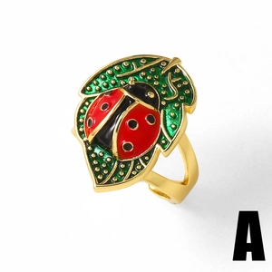 Bague coccinelle sur feuille verte plaquée or avec design d'insecte en émail coloré