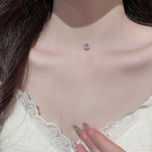 Dettaglio del pendente solitario in zircone su una collana in filo di nylon invisibile
