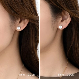 Detailed comparison of 7mm and 8mm round zircon stud earrings in 18k gold finish