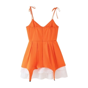 Detail van de oranje jurk met rugrits en witte gelaagde ruches aan de onderkant van de rok