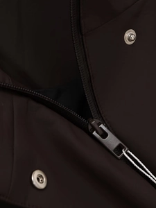 Detailaufnahme von Metallreißverschluss und silbernen Druckknöpfen an der Damenjacke
