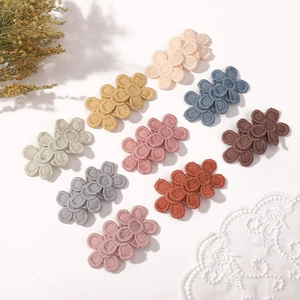 Lot de neuf barrettes à fleurs brodées pour enfants aux couleurs douces et variées