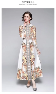 Détail d'une robe longue imprimée avec col chemise boutonné et ceinture assortie à la taille