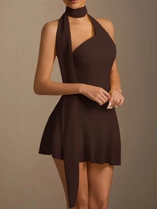 Détail d'une mini robe moulante marron chocolat avec licou élégant et longs rubans à nouer