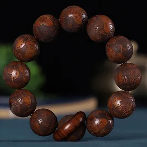 Détails macro de perles bouddhistes en bois foncé sculptées avec des gravures de texte