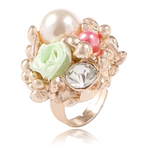 Détail d'une bague réglable avec perle, rose en tissu vert menthe et cristaux brillants