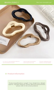 Close-up of matte hollow wavy hair clips with detailed dimensions 11cm x 6cm and weight 33g