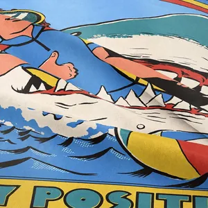 Arazzo da parete stile fumetto con stampe di surfisti e onde di squalo in colori vivaci