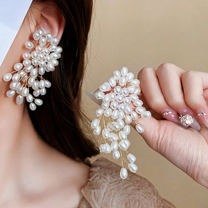 Boucles d'oreilles vintage françaises avec grappe de perles et détails floraux
