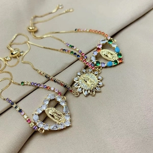 Drei goldene religiöse Jungfrau Maria Armbänder mit Zirkonias und verstellbarer Kette
