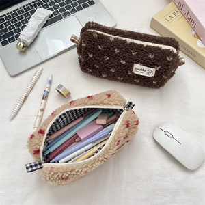 Détail de la trousse en peluche à motif cœur avec tissu doux et doublure intérieure