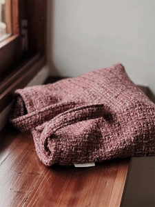 Elegante borsa a spalla in tweed viola con texture spessa e toni rosa vintage