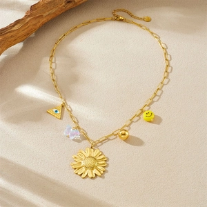 Détail du collier plaqué or avec pendentifs tournesol, smiley et papillon coloré