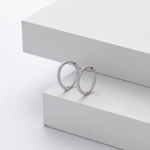 Detailed view of S925 sterling silver hoop earrings with a twisted rope texture design