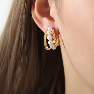 Boucles d'oreilles perles à strass style français en or 18k sur modèle