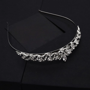 Couronne de mariée élégante en argent avec feuilles évidées et pierres de zircon