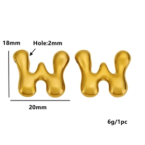 Détails du pendentif lettre W dorée, dimensions 18x20 mm avec une taille de trou de 2 mm