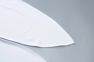 Detailansicht der Flatlock-Nähte auf weißem, elastischem Strickstoff des Bodysuits