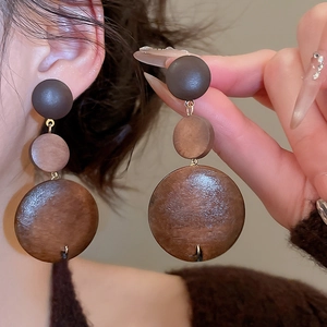 Détails de boucles d'oreilles en bois à plusieurs niveaux avec grain naturel et dégradé brun