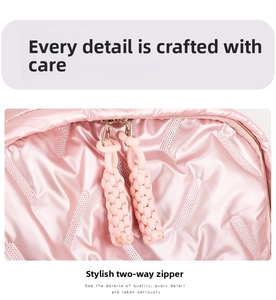 Detail eines rosa gesteppten Rucksacks mit Zwei-Wege-Reißverschlüssen und Kordelzug