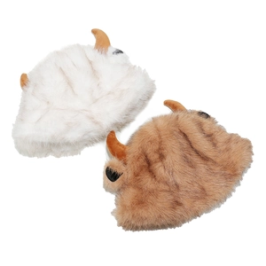 Détail de bobs d'hiver en fausse fourrure avec cornes, modèles blanc et marron rayé
