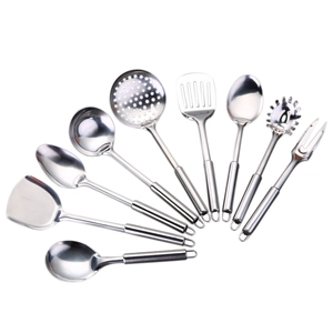Set di 8 utensili da cucina in acciaio inossidabile con manici cavi su sfondo bianco