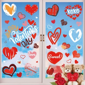 Valentinstag Herz-Aufkleber am Fensterglas mit romantischem blauem Himmel-Hintergrund