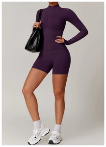 Dunkelviolettes nahtloses Yoga-Set mit eng anliegendem Zipper-Top und Sportshorts