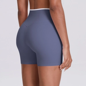 Détail de la taille haute avec bordure contrastée et couture en V au dos du short de yoga