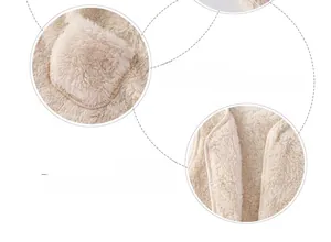 Dettaglio del gilet in pile beige per neonati con bottoni a pressione e tessuto morbido