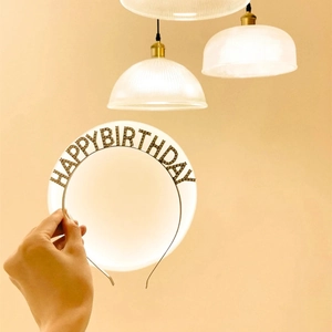 Détail de décoration de gâteau Happy Birthday en strass, lettres de cristal scintillantes.