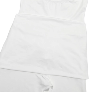 Detailaufnahme des weißen Neckholder-Jumpsuits mit hoher Taille und weicher Stoffstruktur