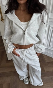 Détail du tissu du sweat à capuche gris clair et du pantalon large à cordon de serrage