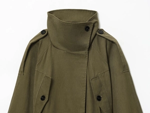Détail de la veste utilitaire vert olive avec col montant, épaulettes et grandes poches