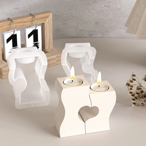 Dettaglio dello stampo in silicone per portacandele a cuore con base in gesso bianco