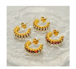 Détails des boucles d'oreilles créoles en C plaquées or 18k avec double rangée de zircons