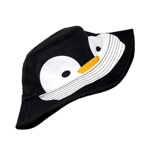 Detailansicht des schwarzen Fischerhuts mit Pinguin-Motiv und verstärkten Nähten