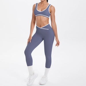 Detail eines Yoga-Sets mit hohem V-Bund, Cross-Design und kontrastierenden Paspeln